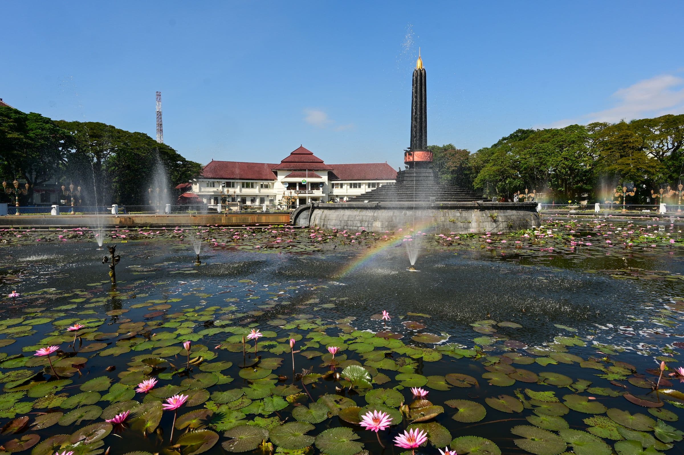 Tugu Malang di depan Balai Kota